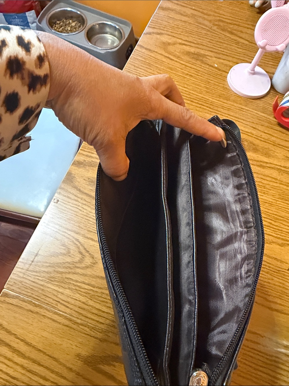 Louis Vuitton Black/Dark Gray Messenger Bag wear on the corners - Picture 3 of 7